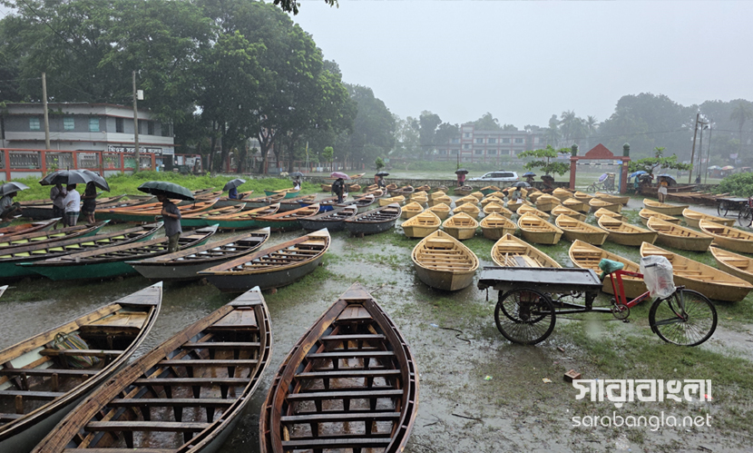 শরতেও জমজমাট শতবর্ষী ‘ঘিওর নৌকার হাট’