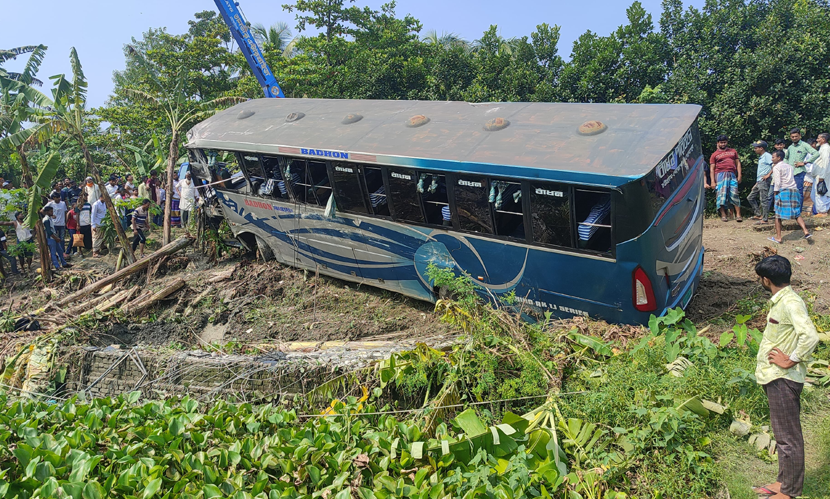 নোয়াখালীতে বাস-নিয়ন্ত্রণ হারিয়ে খালে, আহত ১১