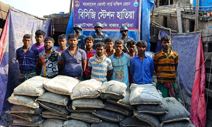 মিয়ানমারে পাচারকালে ৫৯৫ বস্তা সিমেন্টসহ আটক ১২