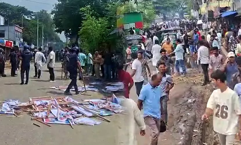 সীতাকুণ্ডে প্রতিষ্ঠাবার্ষিকী ঘিরে বিএনপির দু’পক্ষের সংঘর্ষ, মহাসড়ক অবরোধ