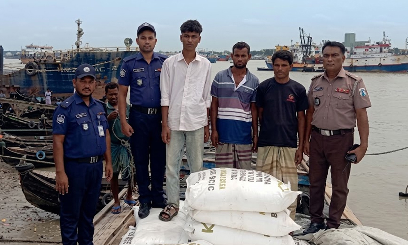 চট্টগ্রামে ৪০০ বস্তা সারসহ গ্রেফতার ৩