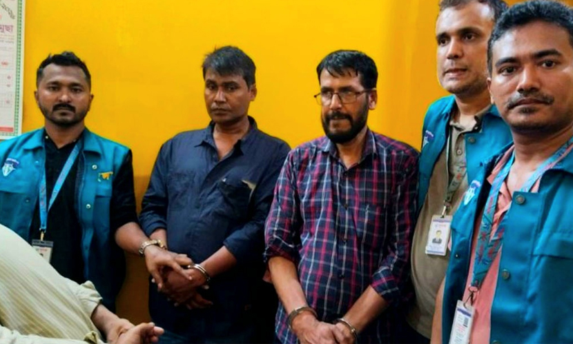 ঘুষ নিতে গিয়ে দুদকের হাতে সাব-রেজিস্ট্রারসহ ৩ জন আটক