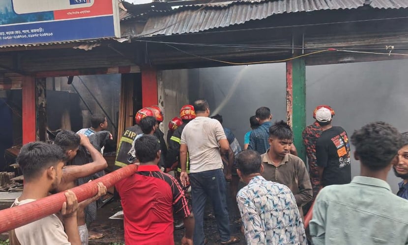 রাজবাড়ীতে আগুনে পুড়ল ৫ দোকান ও বসতবাড়ি