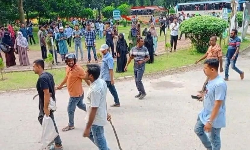 ইবিতে শিবির নেতাকে ছাত্রদল নেতার থাপ্পড়, দেশীয় অস্ত্রের মহড়া