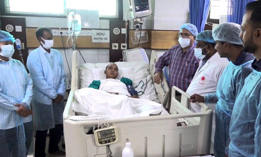 জুলাই শহিদ জুবায়েরের বোনের চিকিৎসা-পরবর্তী খোঁজ নিলেন প্রধানমন্ত্রী