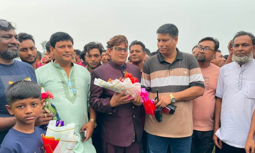 মেয়র প্রার্থীর ভাইকে ফুল দিয়ে সমালোচনার মুখে ওসি-ইন্সপেক্টর