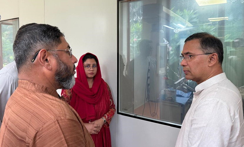 হাটহাজারীতে আহত সেনা কর্মকর্তাকে দেখতে সিএমএইচে প্রধানমন্ত্রী
