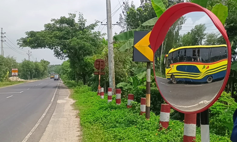 রাজবাড়ী-কুষ্টিয়া মহাসড়কের ঝুঁকিপূর্ণ বাঁকে মেটালিক আয়না, দুর্ঘটনা কমার আশা