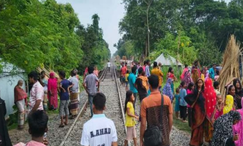 সন্তানকে বাঁচাতে গিয়ে ট্রেনের ধাক্কায় মা নিহত