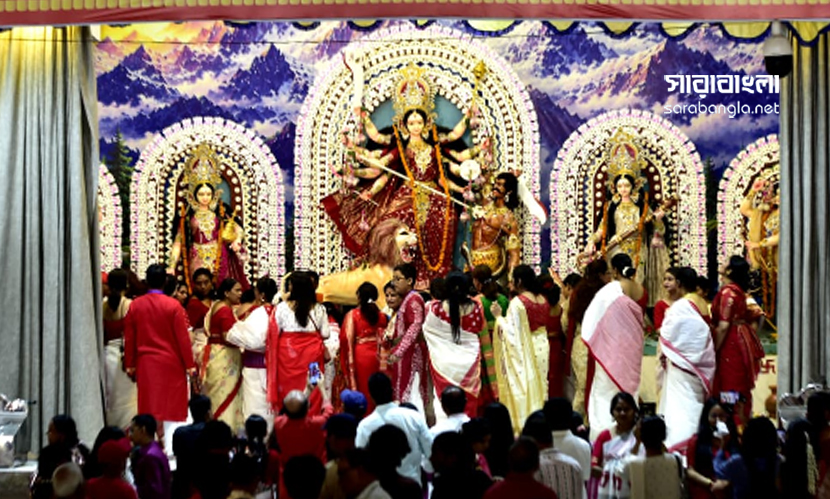 ঢাক-কাসরের বাজনায় নাচে-আনন্দে শোভাযাত্রার সমাপ্তি