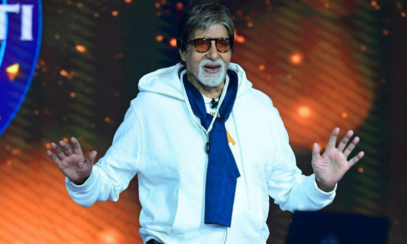 সাধারণত মঞ্চের মাঝখানে দাঁড়িয়ে নিজের স্বতন্ত্র ভঙ্গিতে অনুষ্ঠানের শুরু করেন অমিতাভ