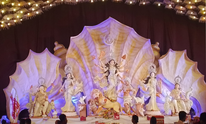 নদী ও সৃষ্টির ভাবনায় নজর কাড়ছে বনানীর শারদীয় মণ্ডপ