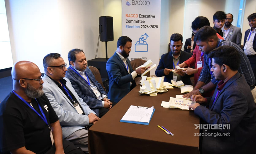 ‘বাক্কো’র কার্যনির্বাহী পরিষদের নির্বাচনে ভোট গণনা পর্যবেক্ষণ করছেন নির্বাচন পরিচালনা বোর্ডের চেয়ারম্যান সাইফুল ইসলাম সিদ্দিক। ছবি: সারাবাংলা