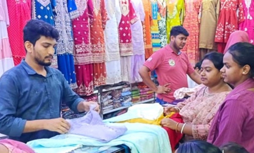 দুর্গাপূজার কেনাকাটায় সরগরম চাঁপাইনবাবগঞ্জ