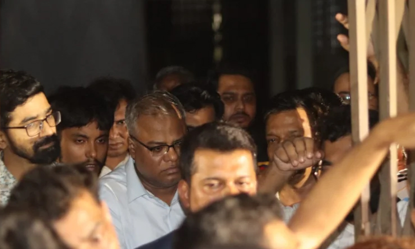 ৩০ ঘণ্টা পর অবরুদ্ধ চুয়েট ভিসিকে উদ্ধার