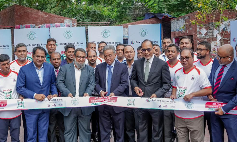 বনানী কাঁচাবাজারে বাংলা কিউআর নিয়ে ‘ক্যাশলেস বাংলাদেশ’ প্রচারণা