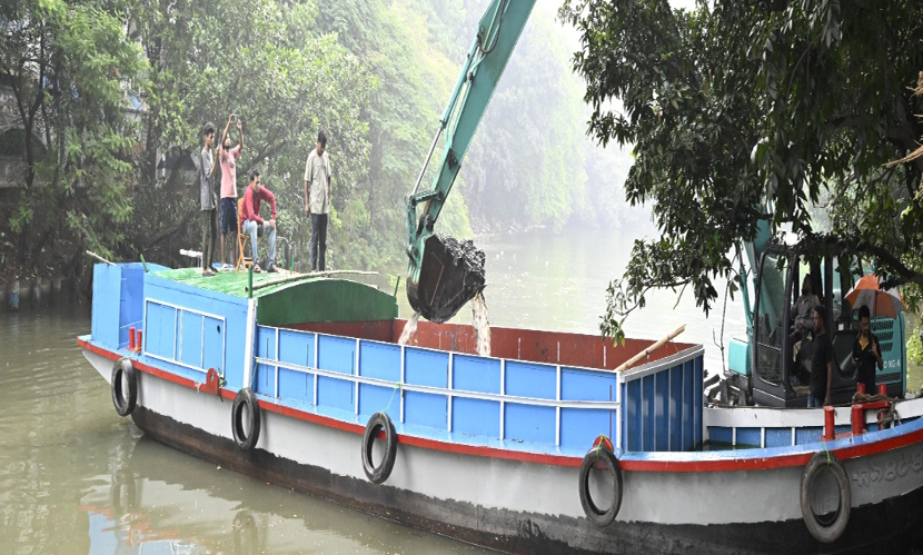 নাব্যতা ফিরিয়ে আনতে ধানমন্ডি লেকের পুনঃখনন কাজ শুরু