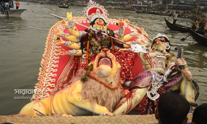 আনন্দ-বিষাদে দেবী দুর্গাকে বিদায়