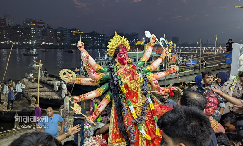 বিজয়া শোভাযাত্রা শেষে রাজধানীর সদরঘাট এলাকায় প্রতিমা বিসর্জন। ছবি: সারাবাংলা