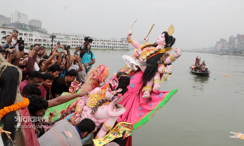 বিজয়া শোভাযাত্রা শেষে রাজধানীর সদরঘাট এলাকায় প্রতিমা বিসর্জন। ছবি: সারাবাংলা