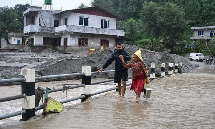 নেপালে ফের বন্যা: ভেসে গেল ঘরবাড়ি-সেতু, নিখোঁজ ৫
