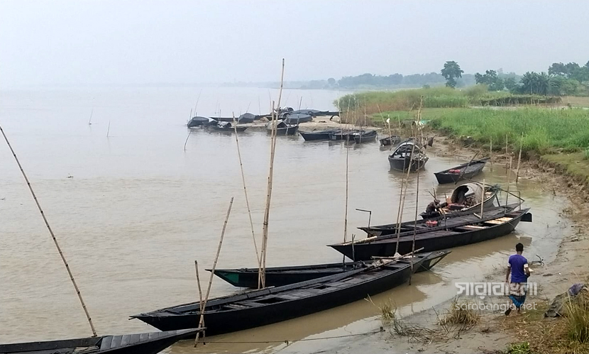 পদ্মায় মাছ শিকারে আসছে ২২ দিনের নিষেধাজ্ঞা। সেই প্রস্তুতি দেখা যাচ্ছে নদীর ঘাটে। ছবি: সারাবাংলা