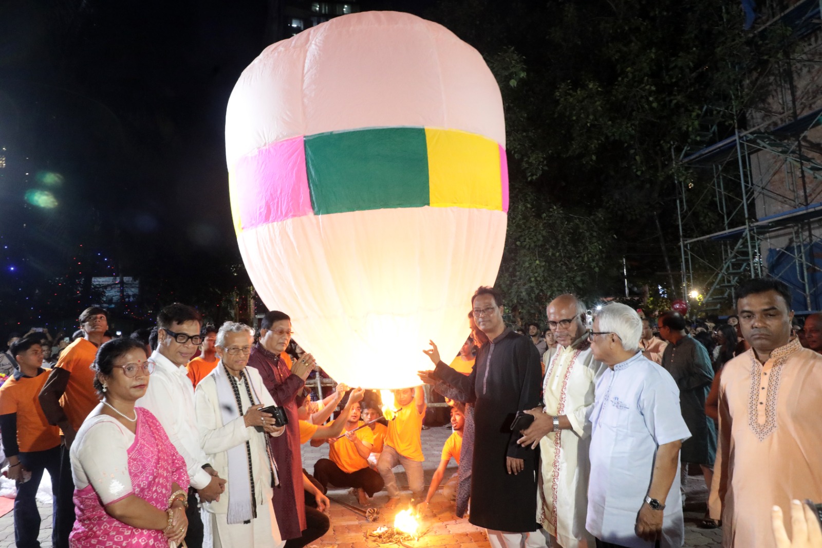 বাড্ডায় ফানুস উড়িয়ে প্রবারণা পূর্ণিমার উৎসব উদযাপন