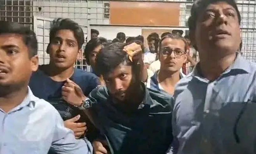 রাবিতে সাংবাদিকদের ওপর হামলা: ছবি-ভিডিওতে ছাত্রদলের নেতাকর্মীরা