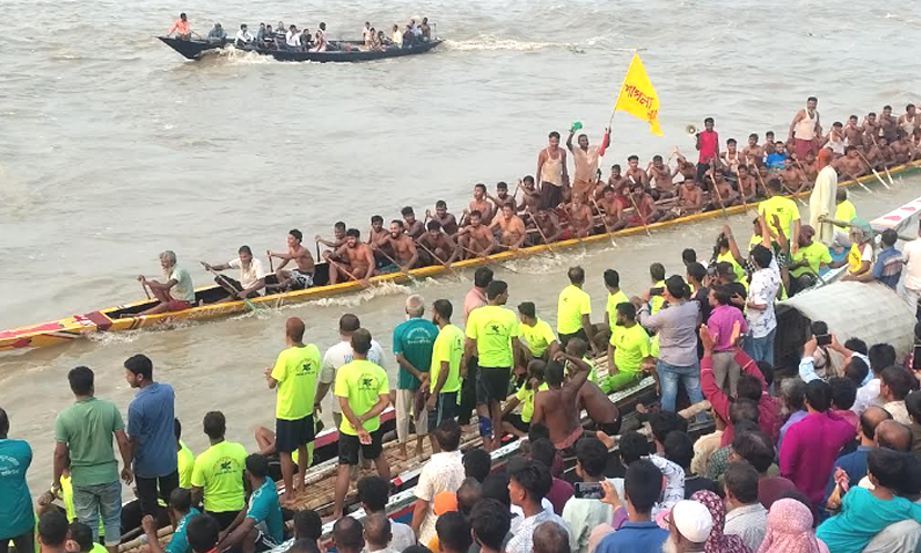 রাজবাড়ীতে নৌকাবাইচ ও গ্রামীণ মেলায় দর্শনার্থীদের ভিড়