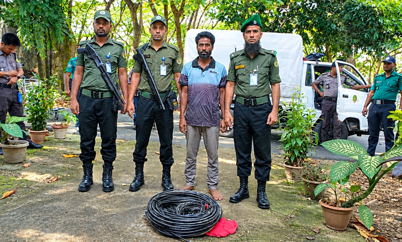 চট্টগ্রাম বিমানবন্দর এলাকায় চুরির চেষ্টাকালে যুবক গ্রেফতার