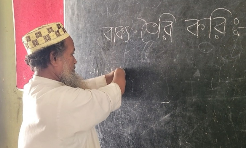 দুই হাতের কব্জি হারিয়েও ২ যুগ ধরে শিক্ষার আলো ছড়াচ্ছেন আব্দুল হাকিম