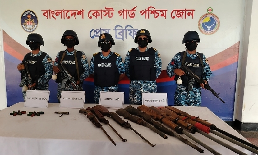 সুন্দরবনে অভিযানে বিপুল পরিমাণ অস্ত্র ও গোলাবারুদ উদ্ধার