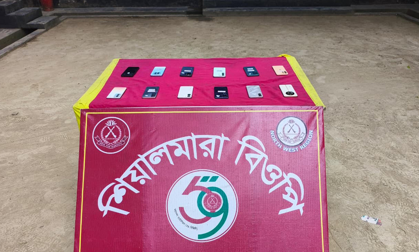 চাঁপাইনবাবগঞ্জ সীমান্তে ১২ ভারতীয় চোরাই মোবাইল ফোন জব্দ