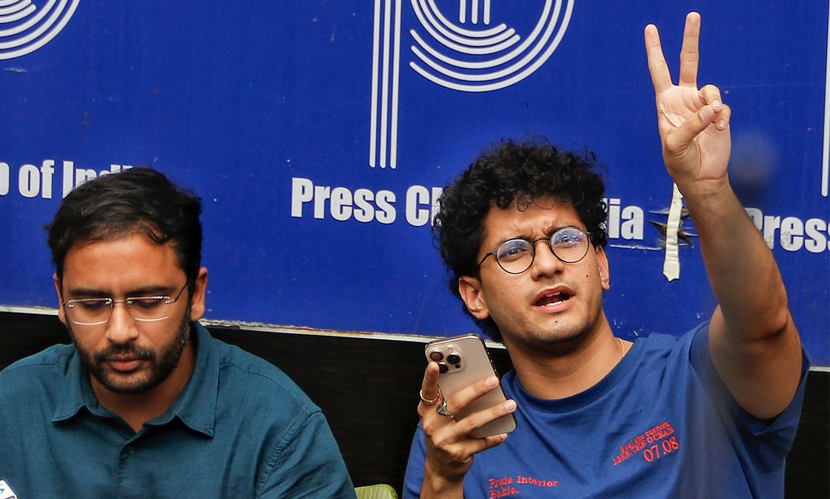 মুক্তি পেয়ে সংবাদ সম্মেলন করেন সিজেপির যুগ্ম আহ্বায়ক সৌরভ দাস। পাশেই আশুতোষ রাঙ্কা। ছবি: সংগৃহীত