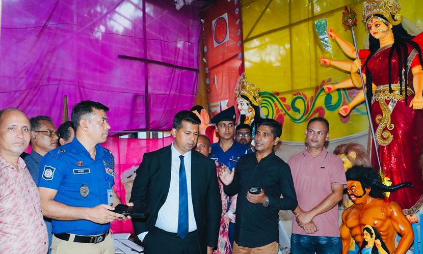 চট্টগ্রামে দুর্গাপূজার প্রস্তুতি ও নিরাপত্তাব্যবস্থা পরিদর্শনে ডিসি-এসপি