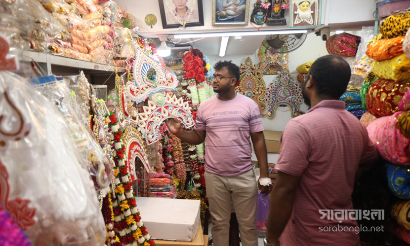 শাঁখারিবাজারে দুর্গাপূজার কেনাকাটা