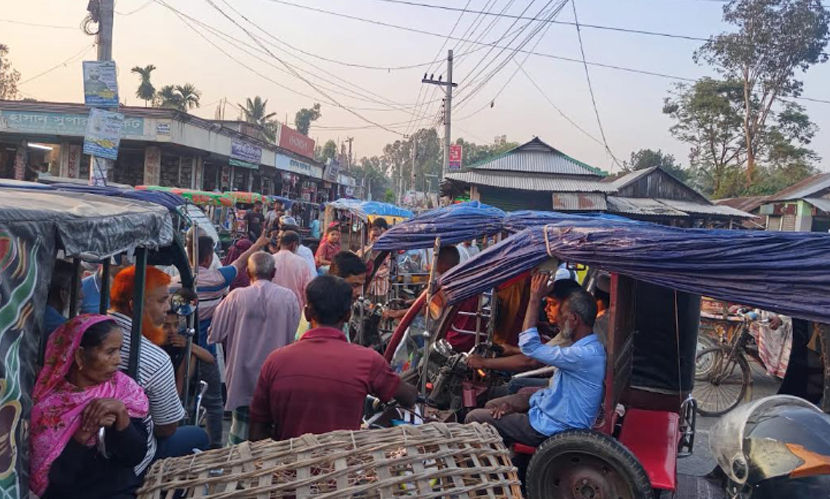 গাইবান্ধায় সড়ক জুড়ে অটোরিকশার নৈরাজ্য: বাড়ছে জনদুর্ভোগ