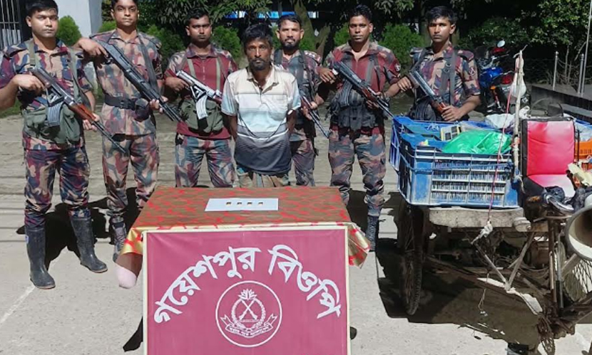চুয়াডাঙ্গায় ৪টি অবৈধ সোনার বারসহ চোরাকারবারী আটক