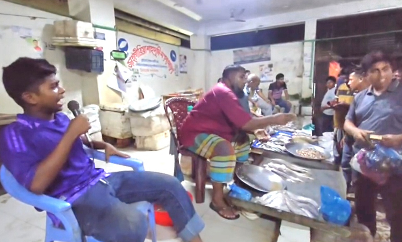 মধ্যরাত থেকে নিষেধাজ্ঞা, মাইকিং করে বিক্রি হচ্ছে ইলিশ