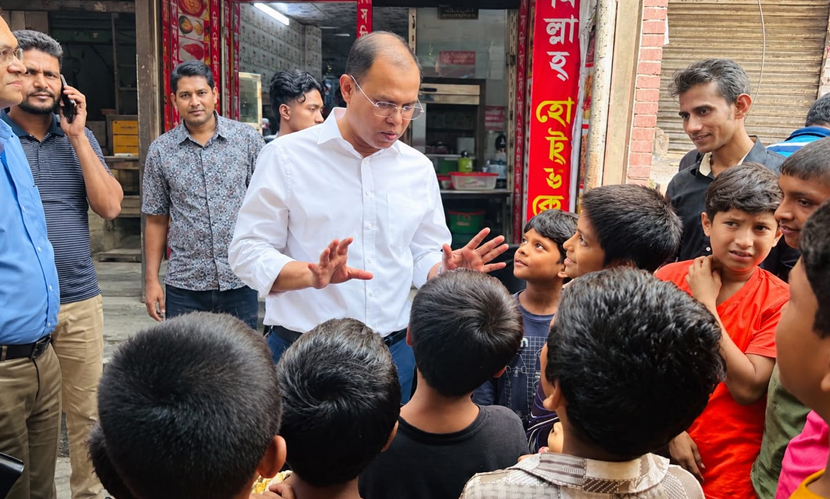 বিজয় সরণিতে সুবিধাবঞ্চিতদের খাবার খাওয়ালেন প্রধানমন্ত্রী