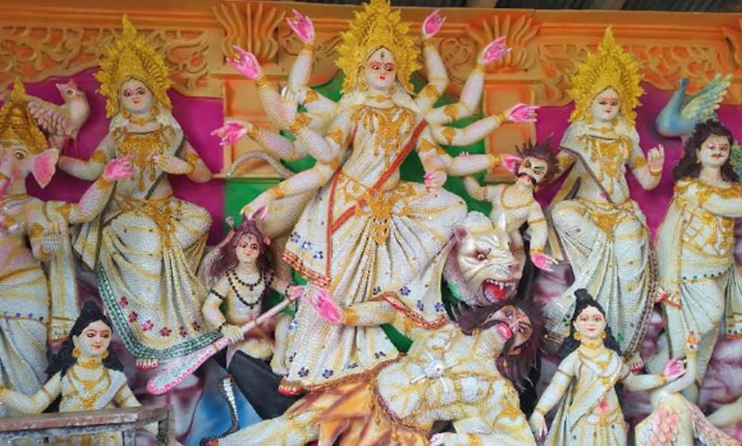 সাতক্ষীরায় ৩৫ হাজার মুক্তায় সেজেছে দুর্গা প্রতিমা