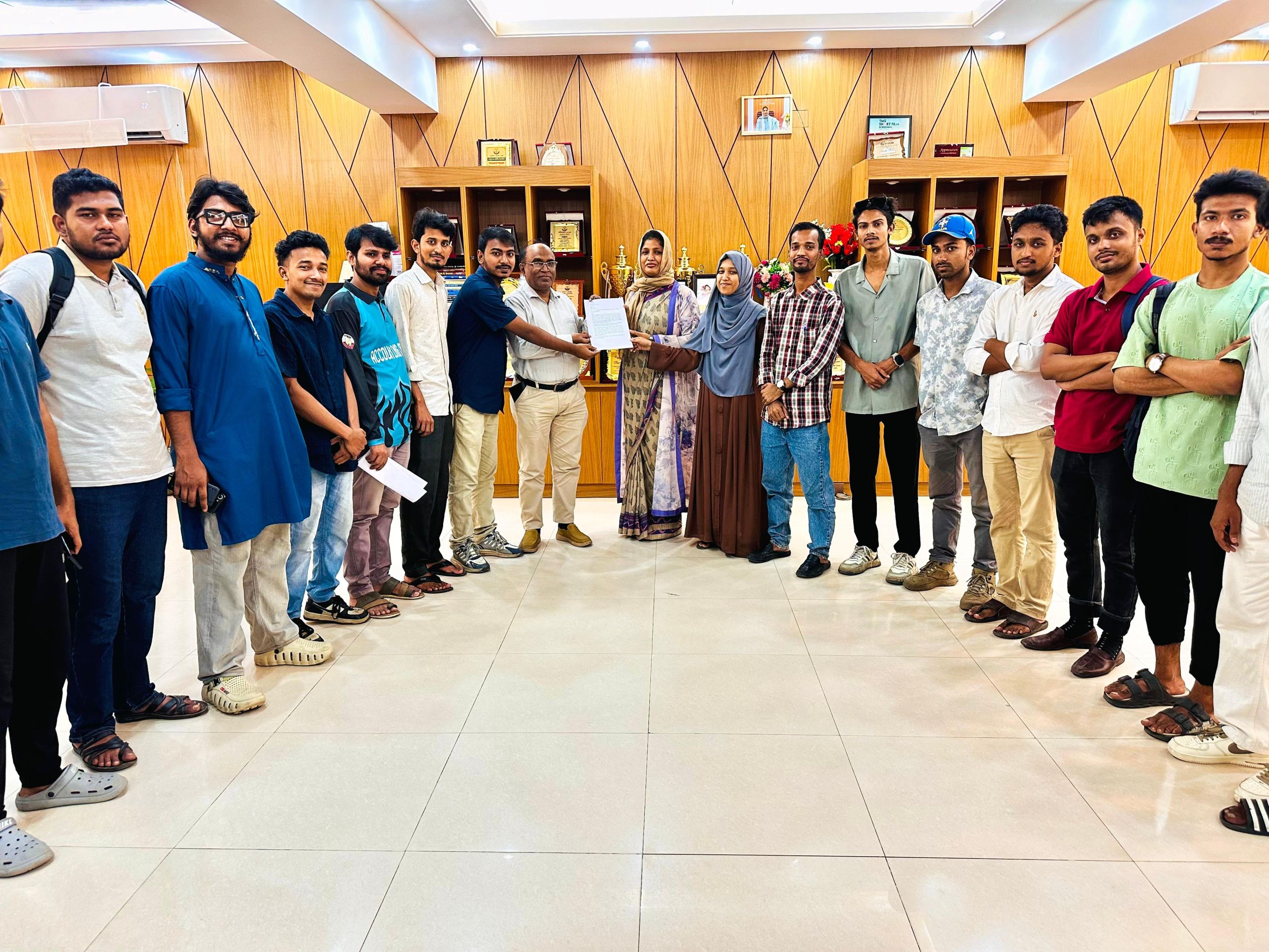 তেজগাঁও কলেজ সরকারীকরণের দাবিতে অধ্যক্ষকে স্মারকলিপি