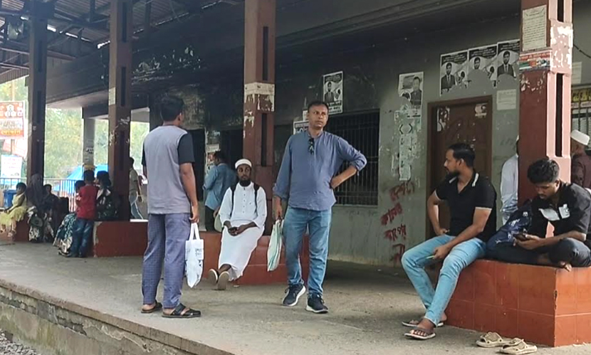 টাঙ্গাইলে ট্রেনের বগি লাইনচ্যুত, সিরাজগঞ্জে দুর্ভোগে যাত্রীরা