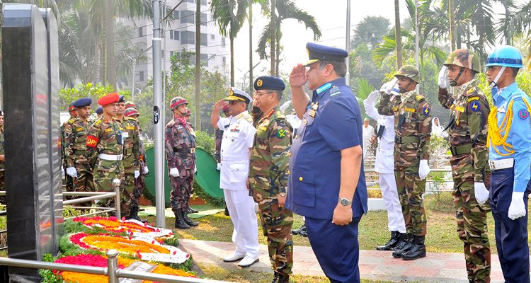 শহীদ সেনা কর্মকর্তাদের কবরে রাষ্ট্রপতি-প্রধানমন্ত্রীর শ্রদ্ধা