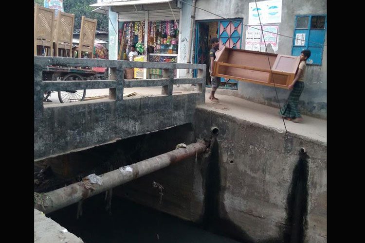 শাহজাদপুর খাল: ‘পইড়া গেলে উঠনের সিস্টেম আছে’