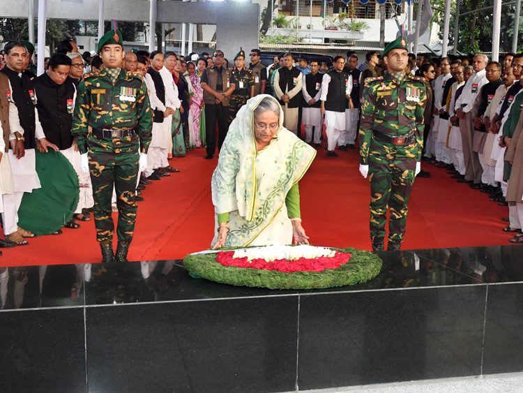 বঙ্গবন্ধুর প্রতিকৃতিতে প্রধানমন্ত্রীর শ্রদ্ধা 