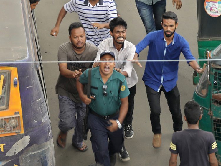 পুলিশ সদস্যকে ধাওয়া দেয়া সেই ‘ছাত্রলীগ কর্মী’ গ্রেফতার