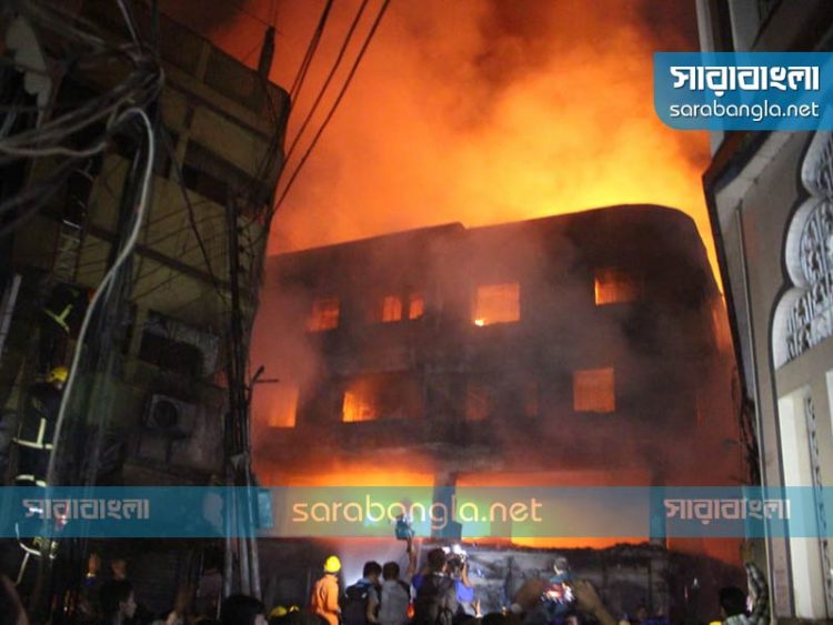 বড় হচ্ছে চকবাজারের আগুন, সরু গলি নিয়ন্ত্রণে বড় বাধা