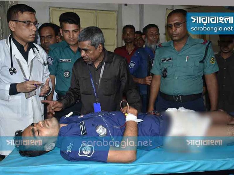 উপজেলা নির্বাচন: গুলিবিদ্ধ পুলিশ সদস্যকে হেলিকপ্টারে করে ঢাকায়