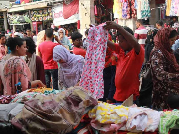 সিন্ডিকেটের প্রভাবে ঠিকমতো চলছে না হলিডে মার্কেট